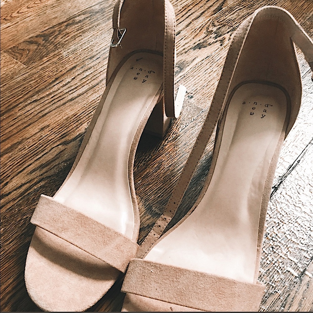 Women’s tan heels✨